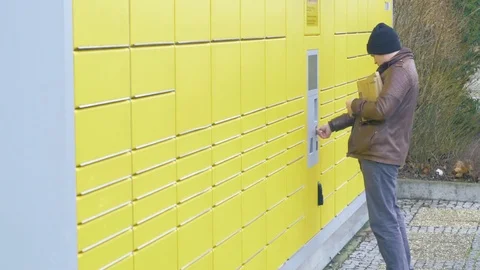 Using an automated packstation in germany 動画素材 83677569