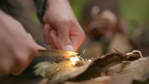 Using Back Of Bushcraft Knife And Fire Steel To Create Sparks For Fire Vidéo 209160620