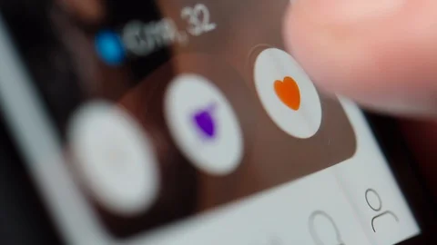 Using Badoo app on a smartphone Vídeo Stock 102443361