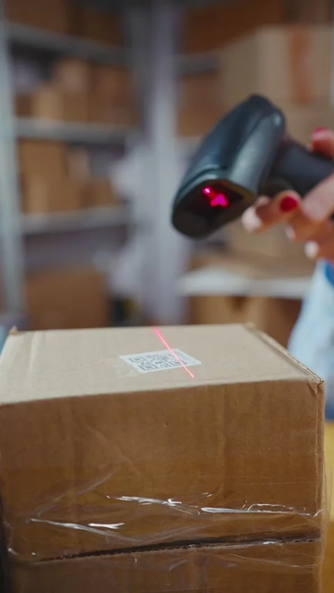 Using barcode scanner in stock boxes close-up vertical video Video stock 276205175