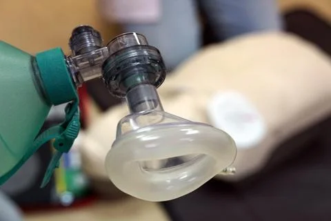 Using a Breathing bag (Ambu) by a student on a simulation dummy during BLS Foto stock