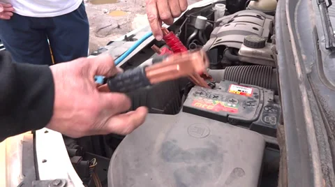 Using cable to start a car 스톡 동영상 35213619