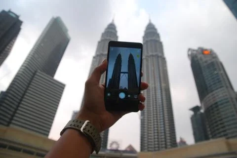 Using camera application to capture the Petronas twin tower Foto stock