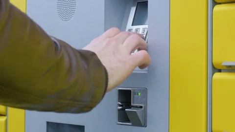 Using the card reader of an automated packstation in germany 動画素材 83677354