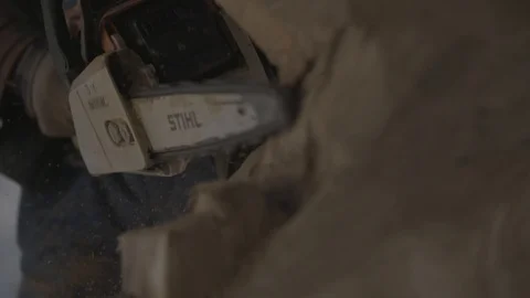 Using chainsaw to polish wood 動画素材 92307420