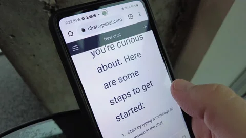 Using ChatGPT AI generative content on smartphone Vidéo 235975173