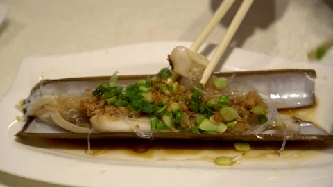 Using chopsticks to eat baked razor calm with glass noodle in Chinese food re Vídeos de archivo 197593729
