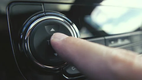 Using the Climate Control of a Car Adjusting the Temperature Vidéo 132599977