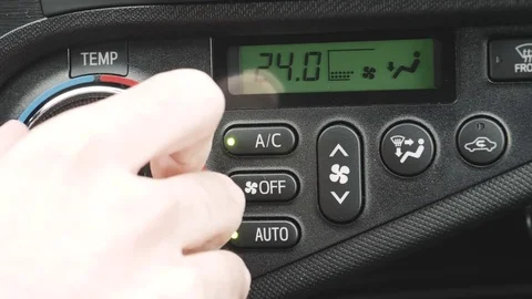 Using The Climate Control Unit Of a Car To Adjust The Interior Temperature Vidéo 81151133