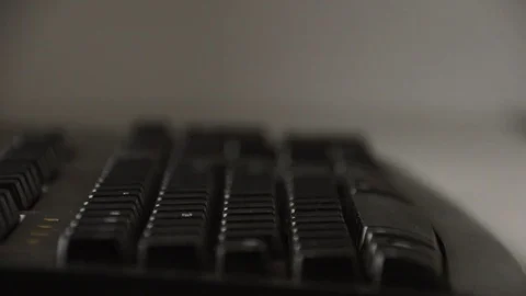 Using a computer keyboard Vidéo 70659030