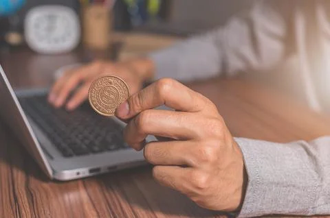 Using a computer to make money online Stock Photos
