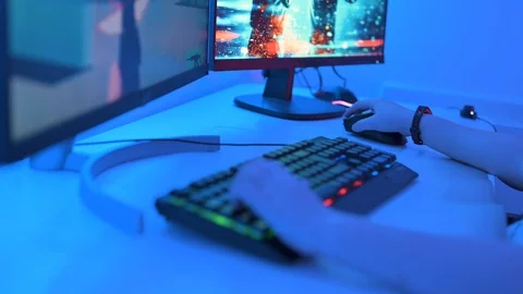 Using computer mouse to play online video game on pc at home Stock Footage 122524012