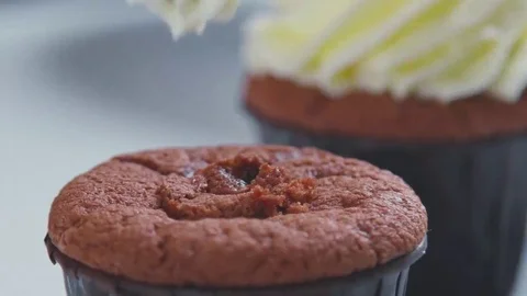 Using cooking bag, confectioner making multicolor cupcakes for party Video stock 69207199