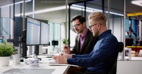 Using Corporate Invoice Spreadsheet On Computer Monitors 스톡 사진