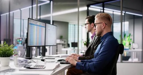 Using Corporate Invoice Spreadsheet On Computer Monitors 스톡 사진