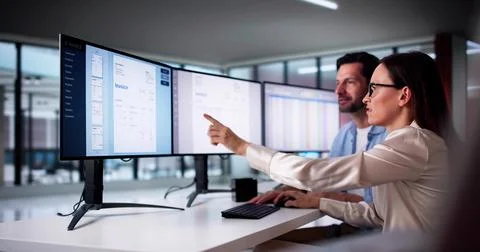 Using Corporate Invoice Spreadsheet On Computer Monitors Foto stock
