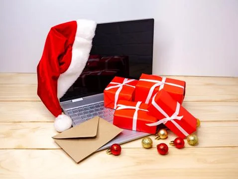 Using credit card at home lockdown. Gift boxes, Xmas presents. Foto stock
