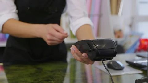 Using Credit Card Terminal with PIN in Store Video stock 91846946