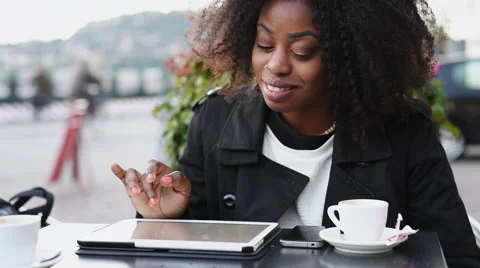 Using digital tablet 스톡 동영상 65022990