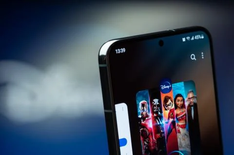 Using Disney plus service mobile app Stockfoto's