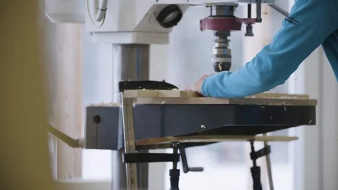 Using drill machine to cut a hole 스톡 동영상 92672129