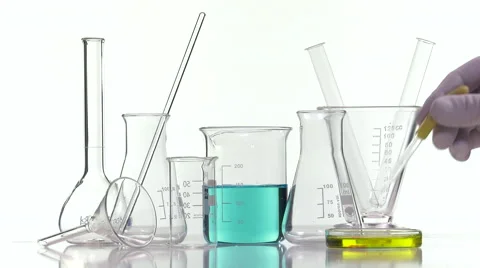 Using a dropper to transfer a yellow liquid from a petri dish Video stock 64287591