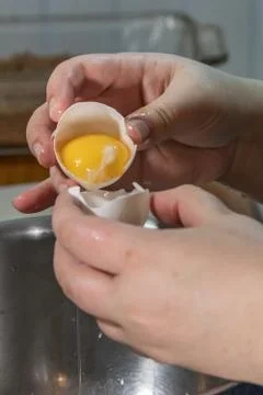 Using egg shell to separate 库存照片
