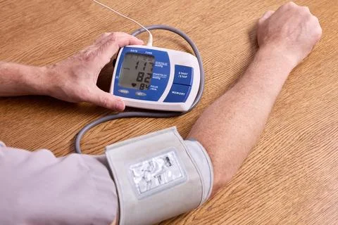 Using an electronic tonometer to measure blood pressure. 库存照片