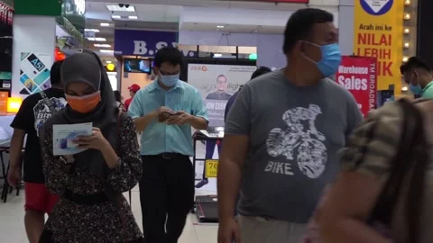 Using face mask in shopping mall Stock Footage 133752952