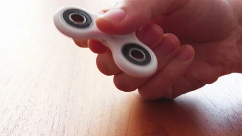 Using a fidget spinner on table Vídeo Stock 130865497
