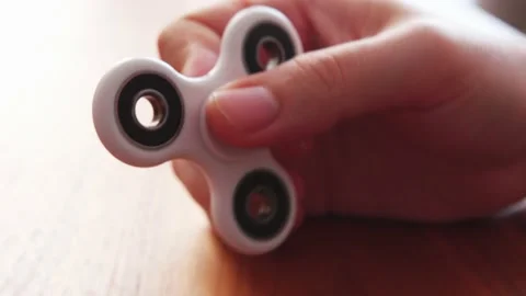 Using a fidget spinner on table Vídeo Stock 130865517