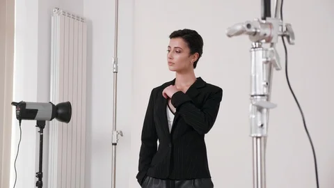 Using a flash meter in the studio Stock Footage 108373539