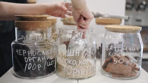 Using glass jars for plastic free food storage Video stock 336721398