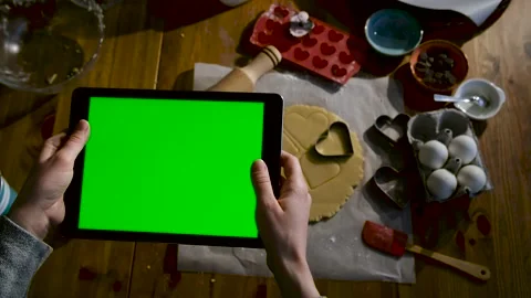 Using a green screen tablet Vídeo Stock 147177939