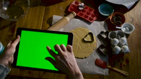 Using a green screen tablet Vídeo Stock 147178066