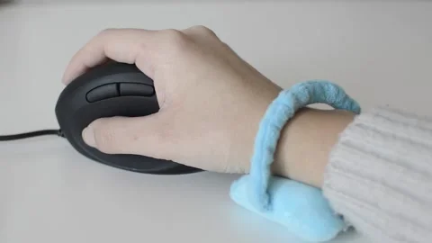 Using a hand wrist coushion rest for a computer mouse - carpal tunnel 스톡 동영상 169523541