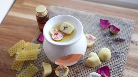 Using homemade mini wax melts in aromatherapy lamp diffuser at home. 스톡 동영상 147337163