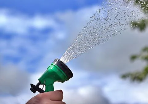 Using a hosepipe with sprayer Foto stock