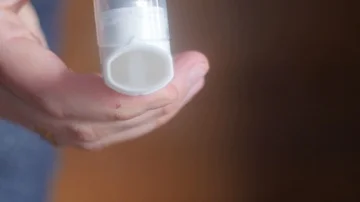 Using the inhaler Stock Footage 85953655