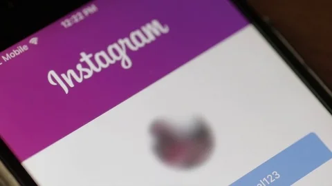 Using Instagram app on mobile phone Vidéo 73691657