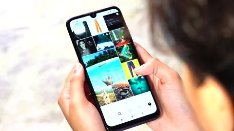 Using instagram app on smartphone, scrolling instagram app Vídeo Stock 139404370