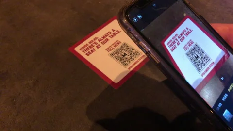 Using iPhone to access Menu App from QR Code at Bar and Grill 스톡 동영상 153434437