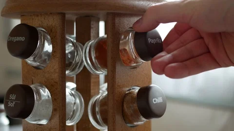 Using a kitchen spice rack, putting in paprika powder Vidéo 104338194