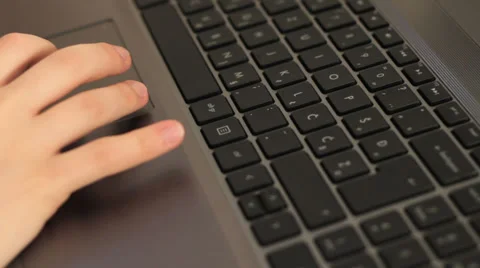 Using laptop Vídeos de archivo 33743012