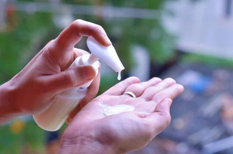 Using Liquid soap dispenser and cleaning hands to helping protect from covid- Foto stock