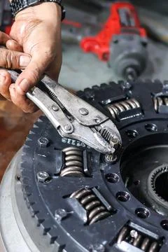 Using Locking Pliers to Tighten Bolt on Transmission Clutch Assembly. Foto stock