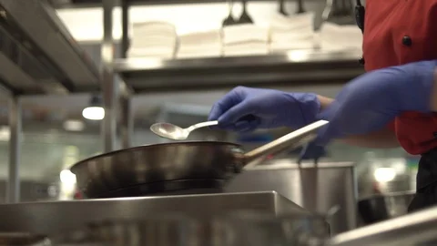 Using A Metal Spoon To Cook In Iron Pan 動画素材 87563232