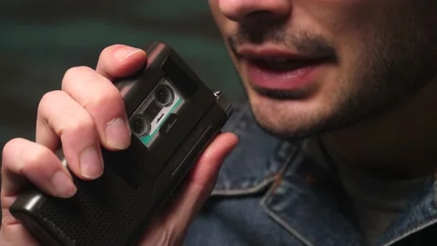 Using a Micro Cassette Dictaphone Recorder 80s 90s Vídeos de archivo 148764971