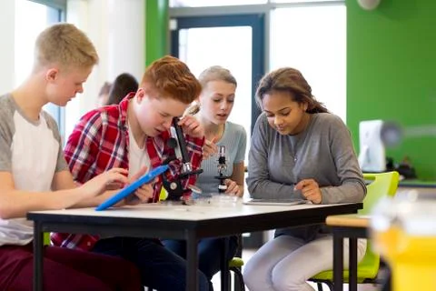 Using Microscopes in a Science Lesson Stockfoto's