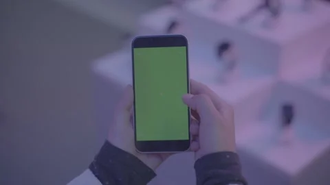 Using a mobile phone with green screen in a tech store. Vídeo Stock 330239243